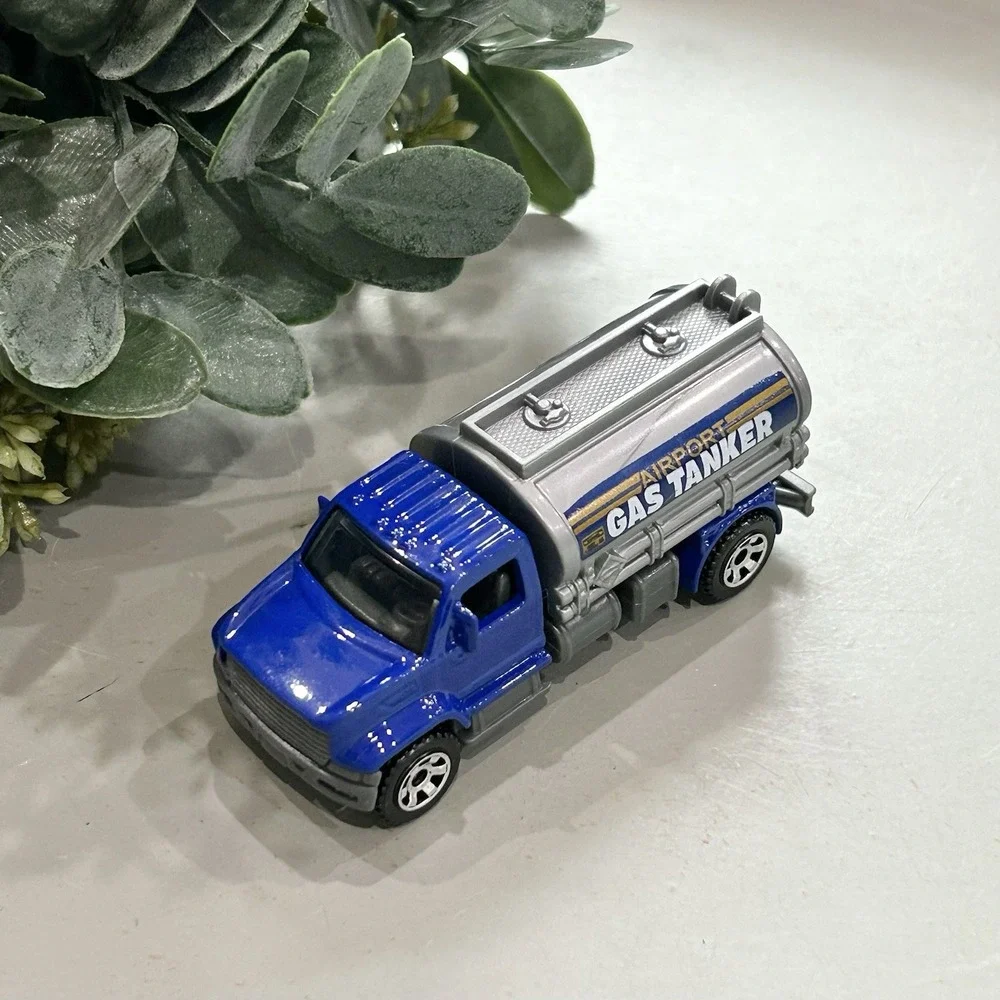 2022 Matchbox‎ 06' Utility Airport Gas Tanker Blue 1:64 Diecast 3